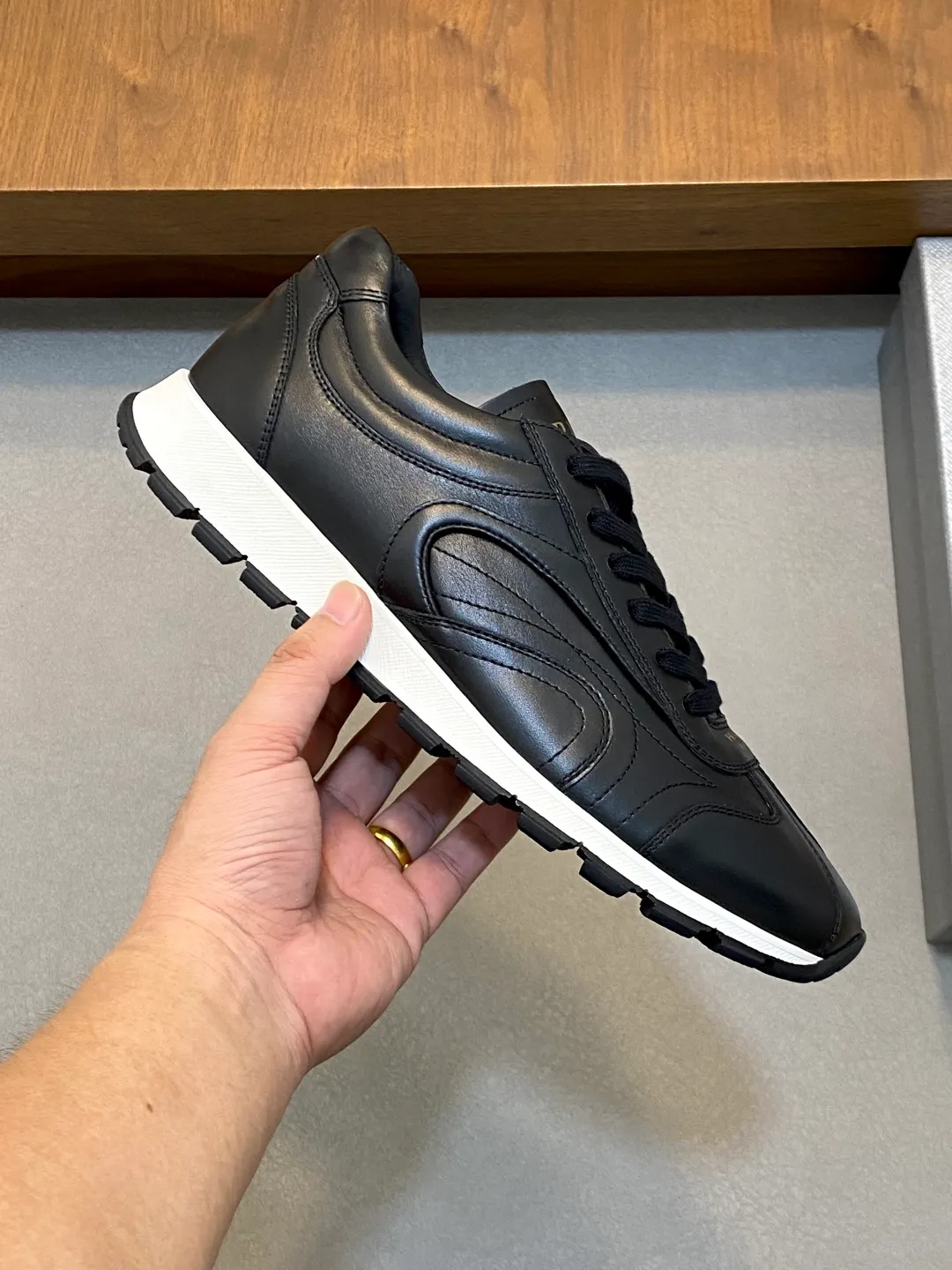 Men's shoes 💰740 Prada men's new lace-up sports and casual shoes. This upper is made of imported calfskin stitching. The tongue is P's classic bronzing lougou. The lining is made of calfskin for the feet. The outsole is made of non-slip sports exclusive rubber outsole with logo. It feels good on the foot. It is fashionable and fashionable. It has a standard sports version and looks very good on the foot! Comes with original box and dust bag! L leather shoe size: 39/40/41/42/43/44 original box packaging + dust bag